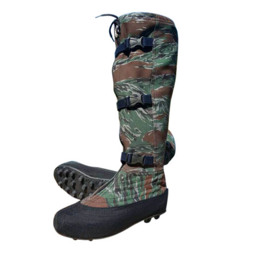 Camouflage boots with lock